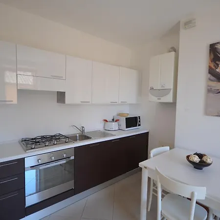 Leonardo House 2 * ורנה