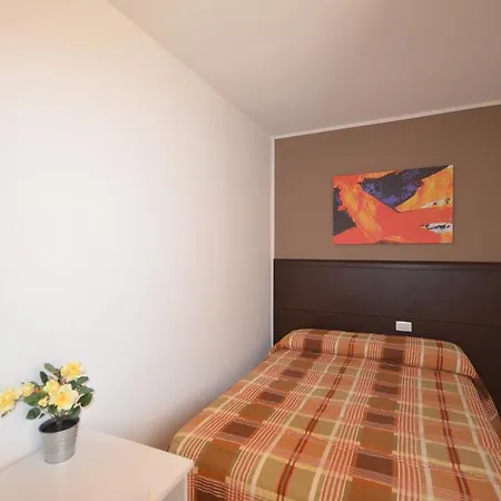 Leonardo House 2 * ורנה